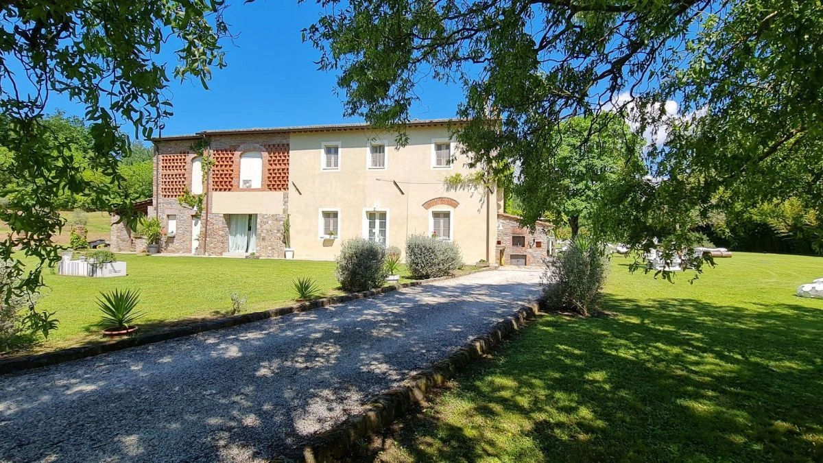 Villa in the picturesque hills near the historic center of Lucca, Italy