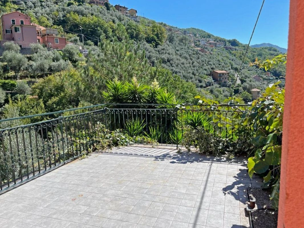 Трехэтажная вилла в пригороде Генуи, окруженная зелеными холмами, Италия