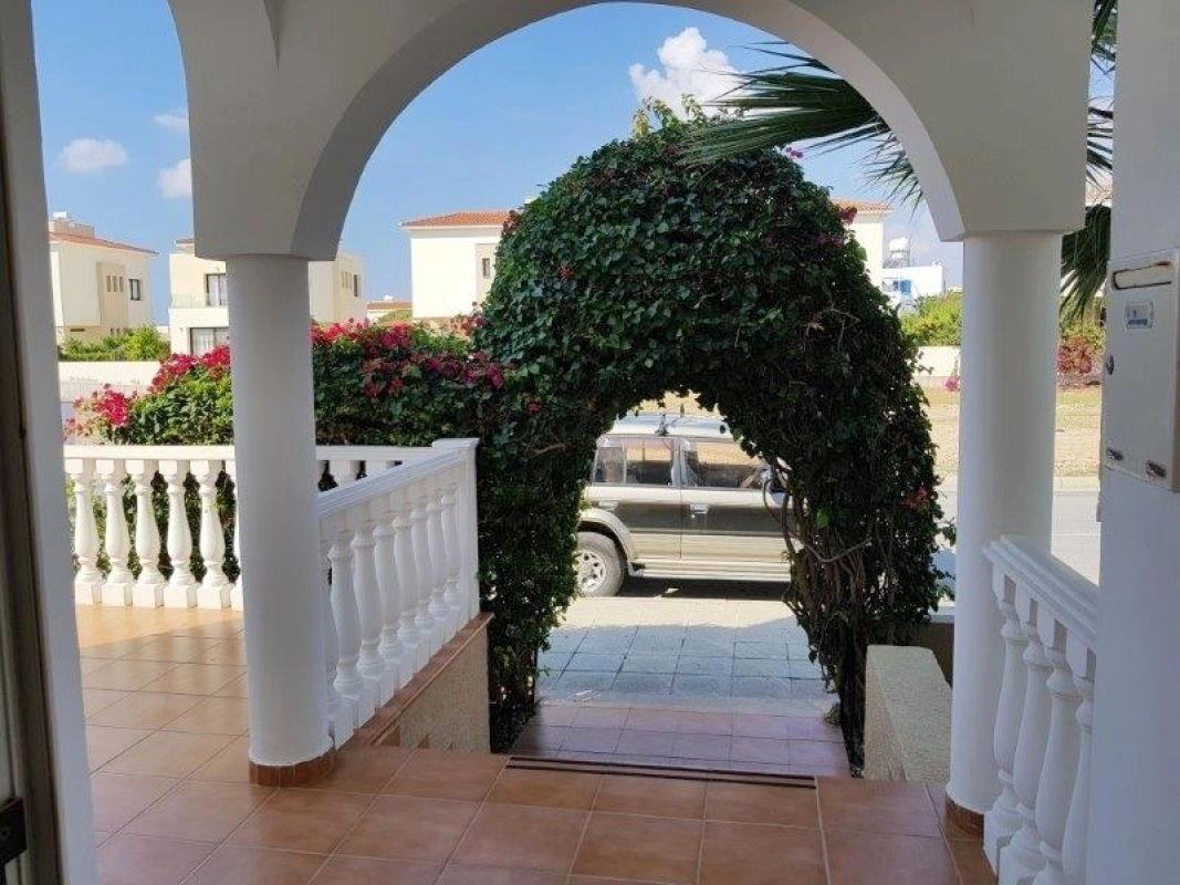 Дом 200 м2 с частным бассейном в Пафосе