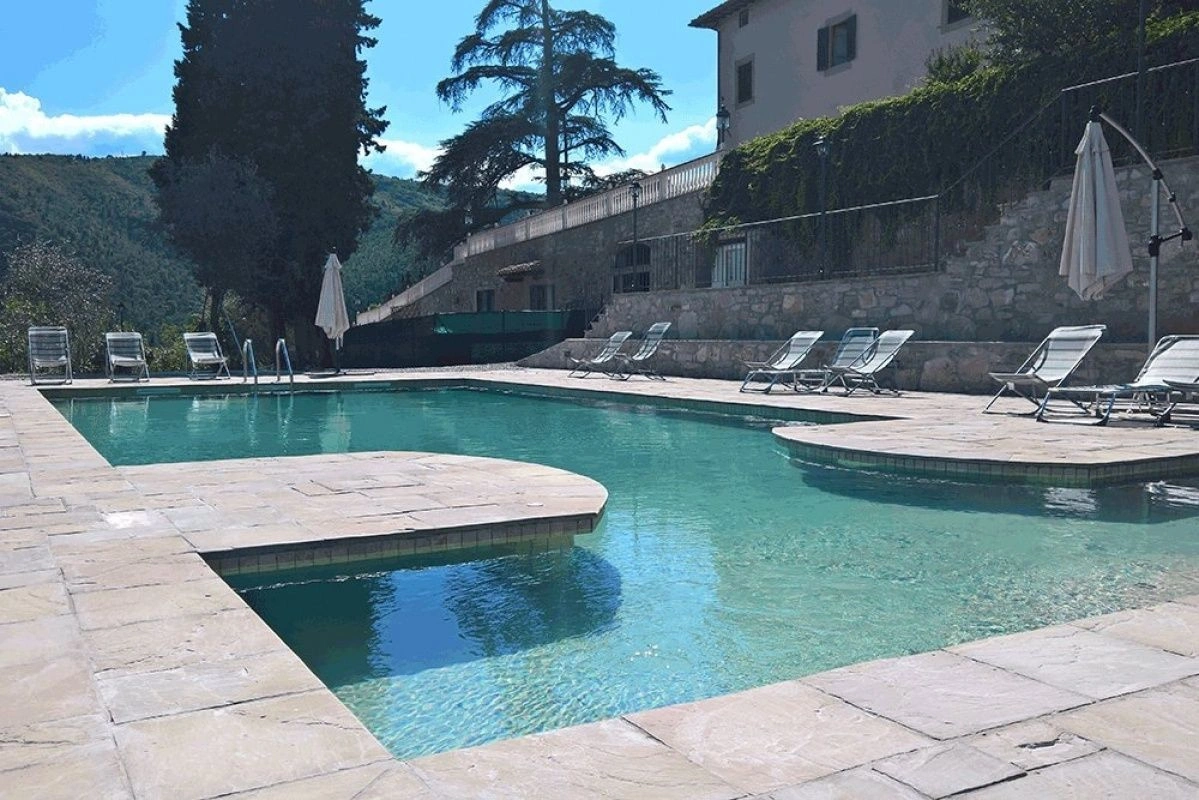 Вилла в пригороде Понтассьеве с живописным буковым лесом - 4 800 000 €