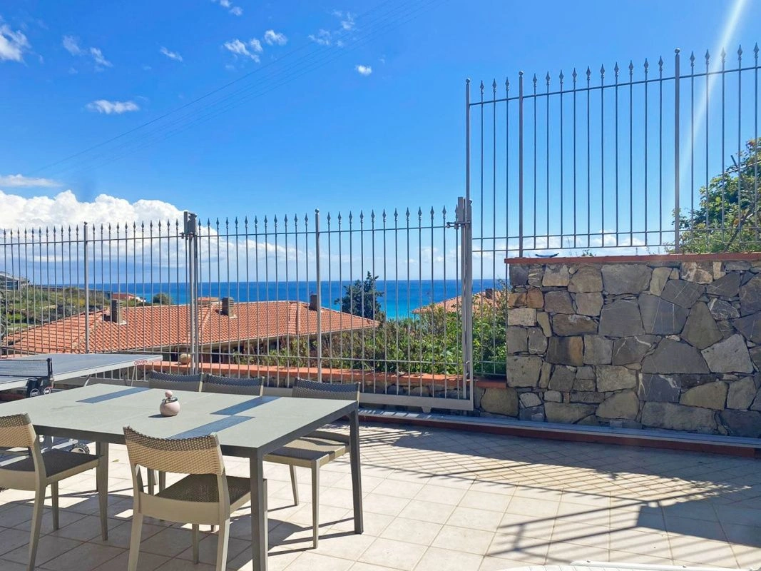 Вилла с двумя бассейнами в Рива Лигуре недалеко от моря, Италия