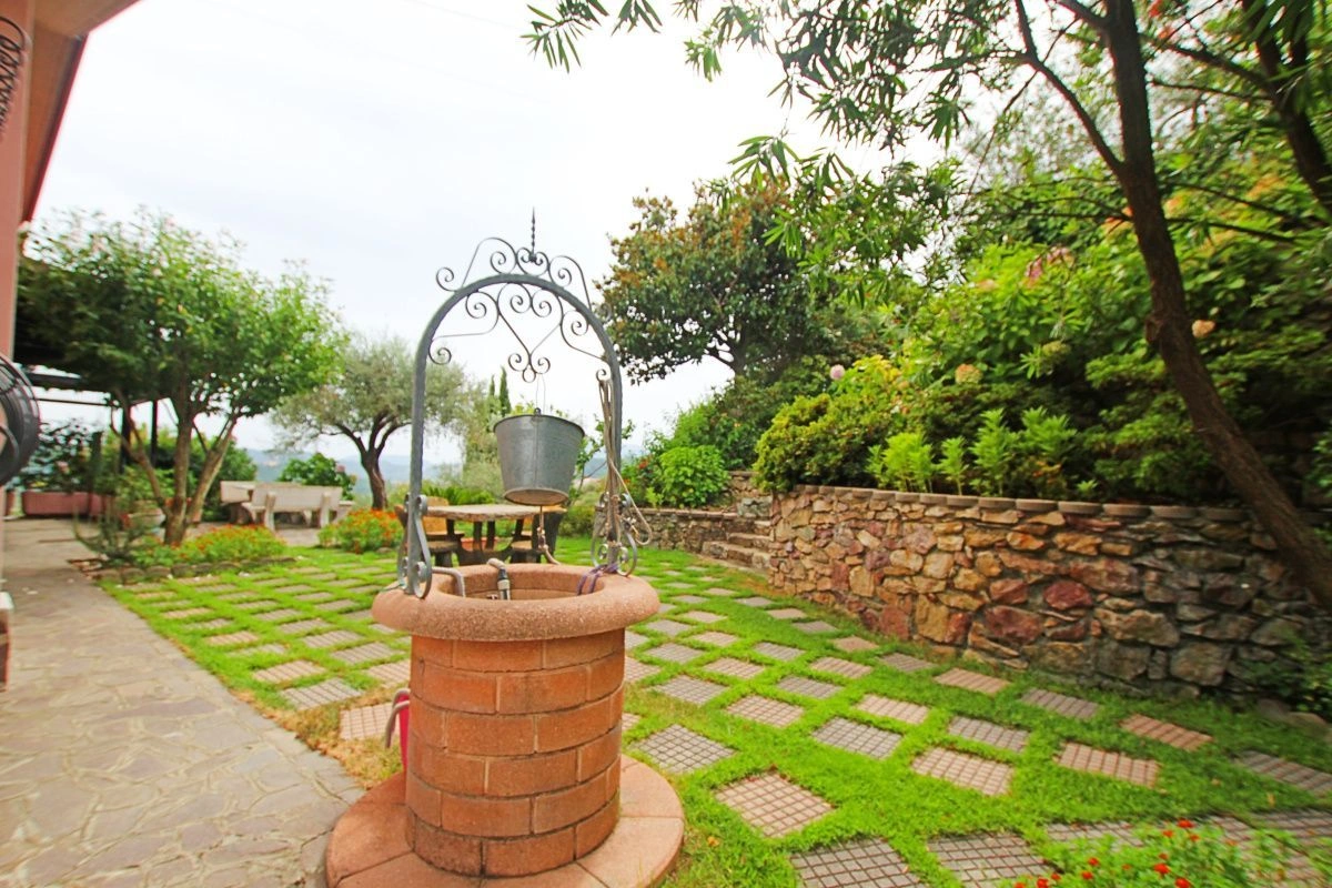 Вилла в Ла Специи на склоне холма с панорамными видами, Италия