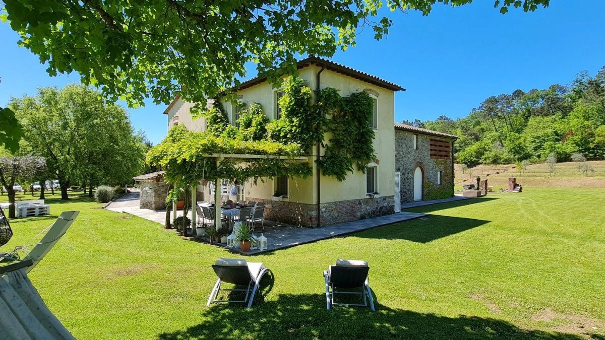 Villa in the picturesque hills near the historic center of Lucca, Italy