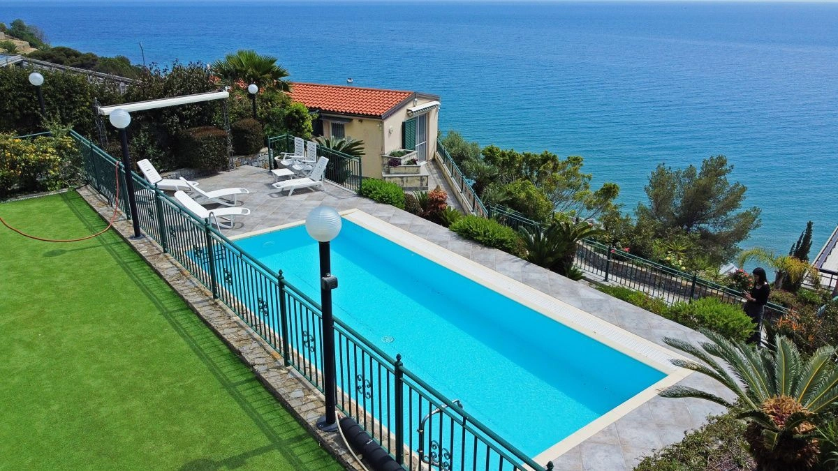 Вилла с террасой в Санремо с панорамным видом на море - 2 200 000 €