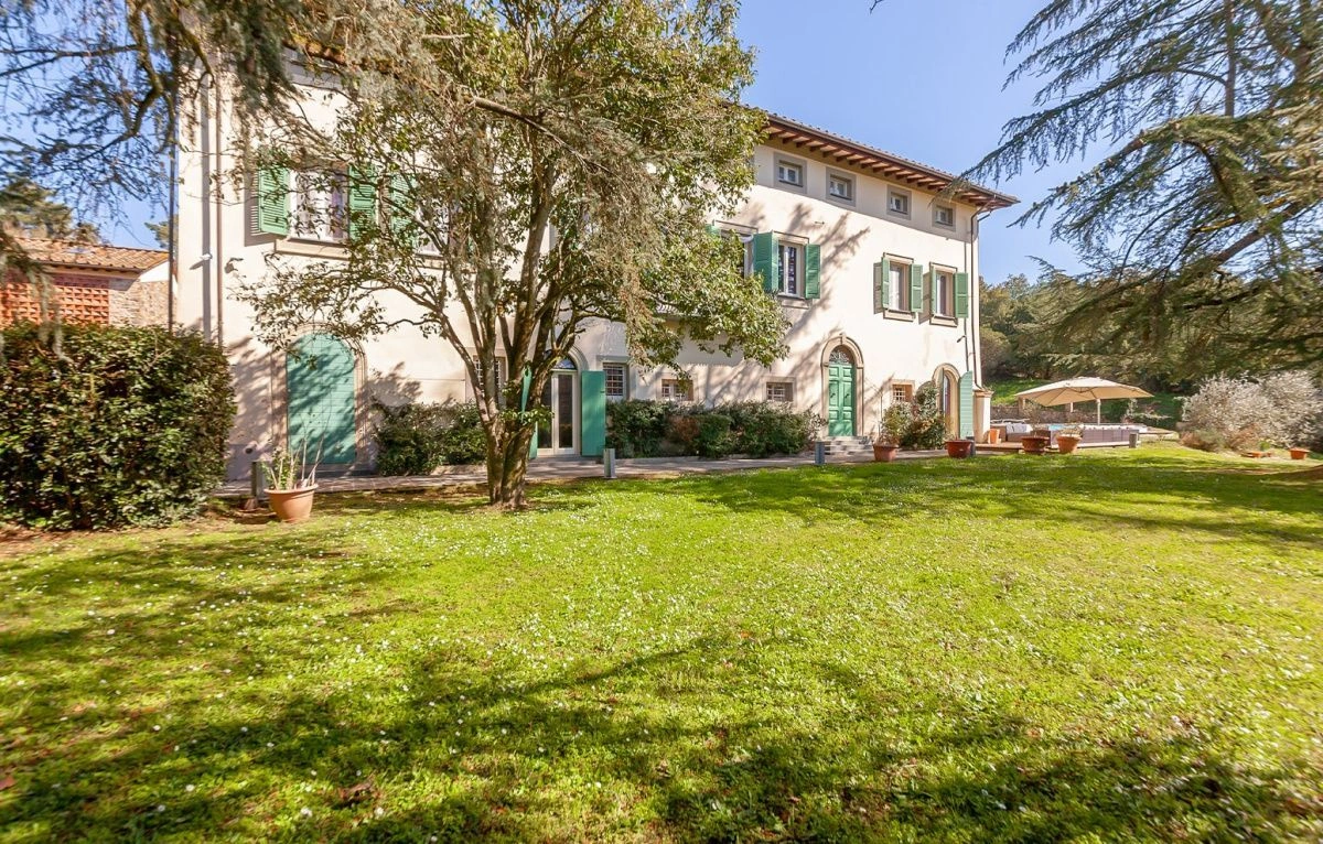 Вилла 9+1 в пригороде Лукки с бассейном, Италия