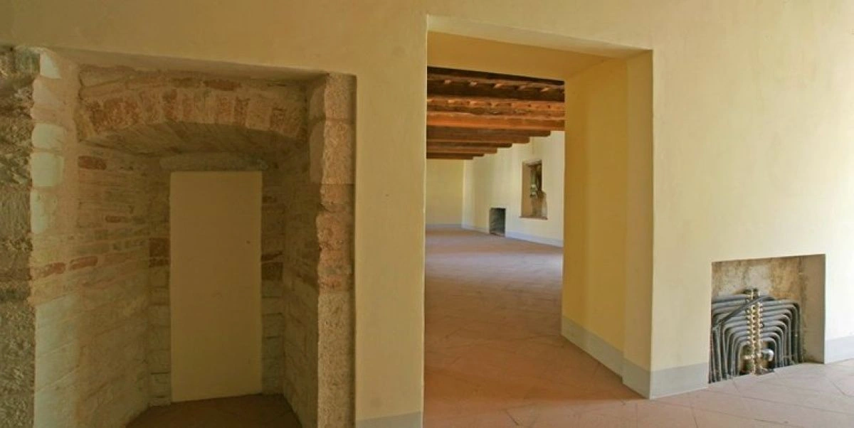 Дом в Анконе на холме, окружённом зеленью и скалами, Италия