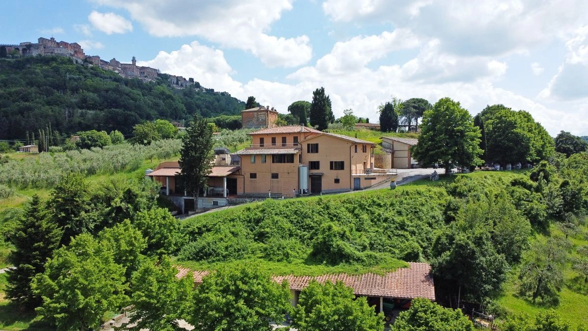 Усадьба 7+1 с панорамным видом в Монтапульчано, Италия