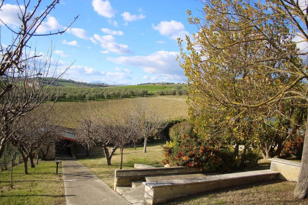 Вилла в холмах Торторето с садом и верандой - 530,000 €