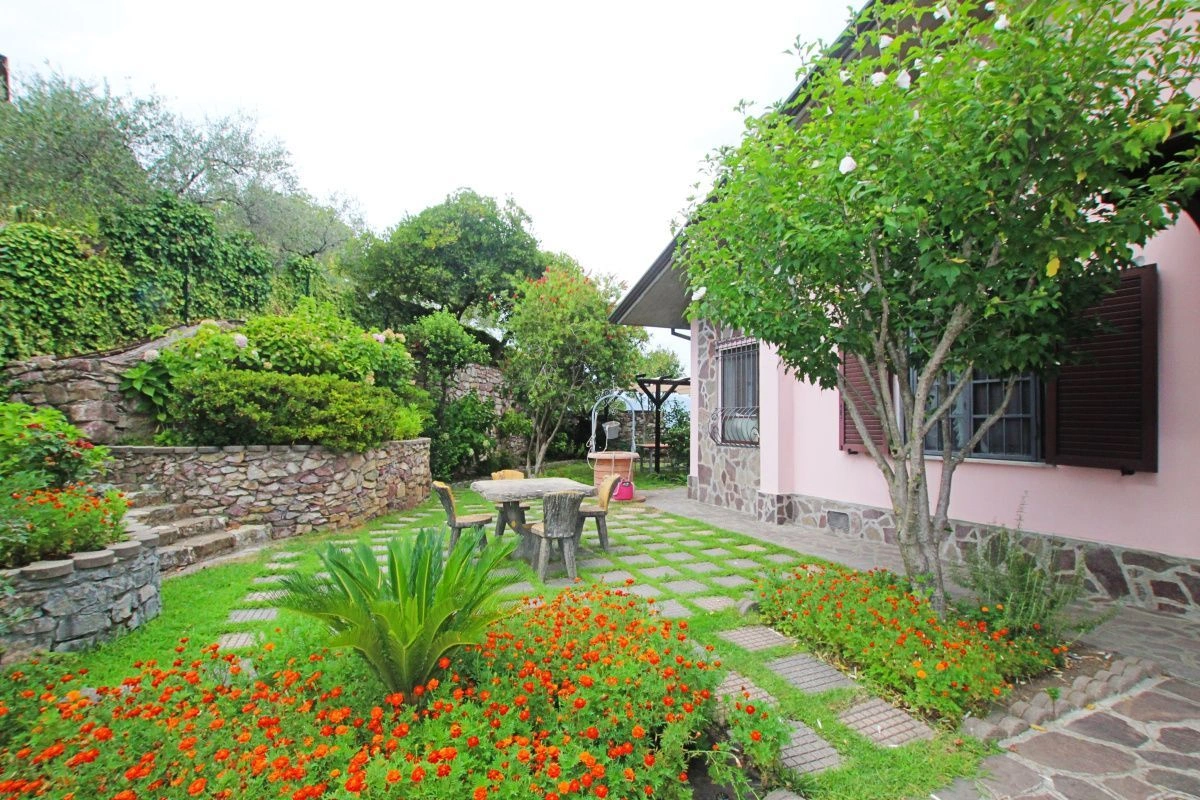 Вилла в Ла Специи на склоне холма с панорамными видами, Италия