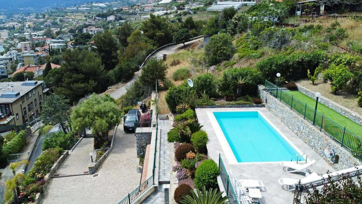 Вилла с террасой в Санремо с панорамным видом на море - 2 200 000 €