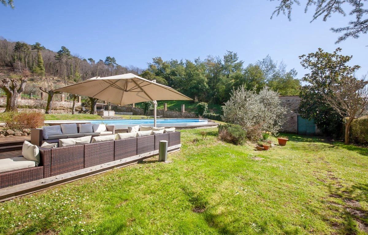 Историческая вилла в пригороде Луки с бассейном и видом на сад - 3 900 000 €