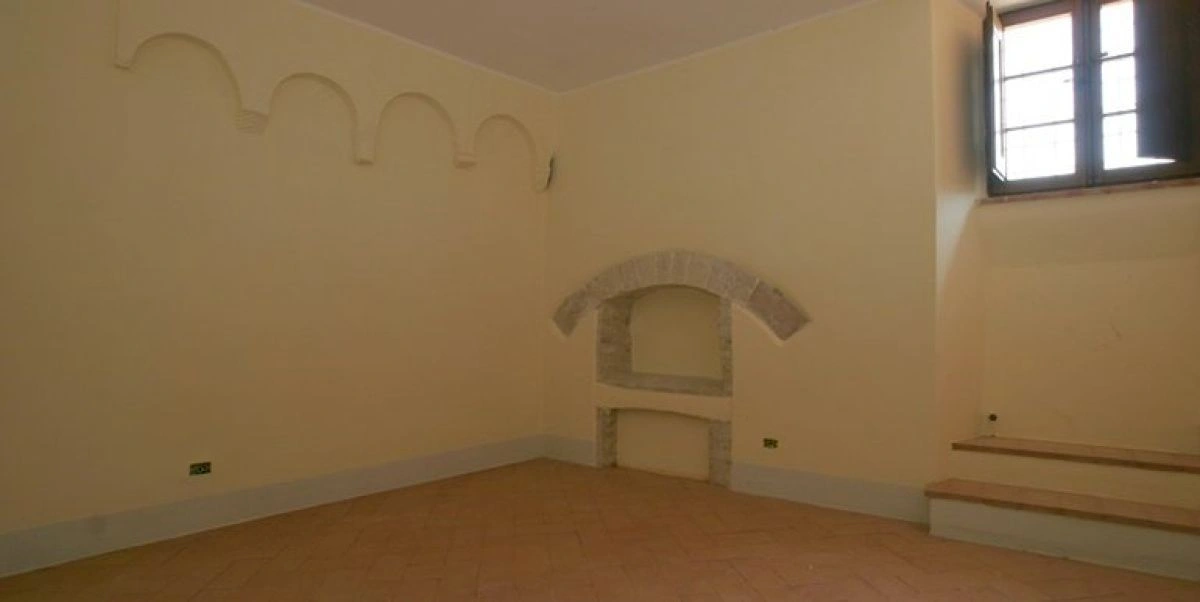 Дом в Анконе на холме, окружённом зеленью и скалами, Италия