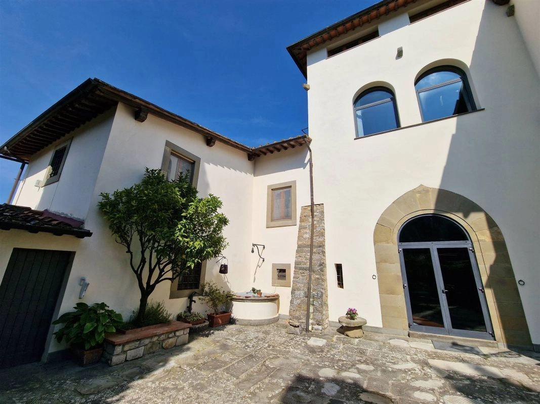 Историческая вилла XV века на холмах в пригороде Флоренции - 4,900,000 €