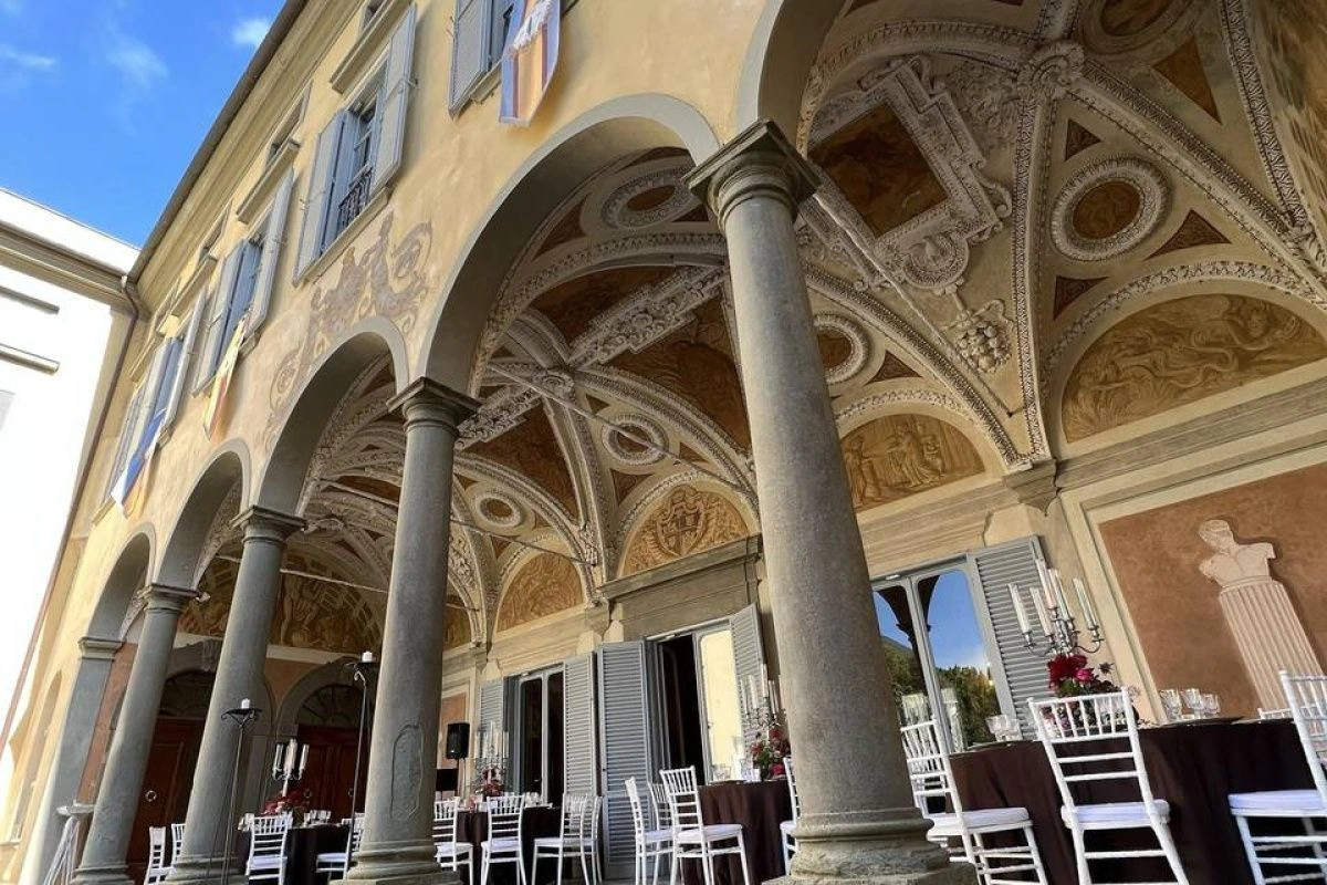 Историческая вилла в пригороде Пизы с парком и водопадом, Италия