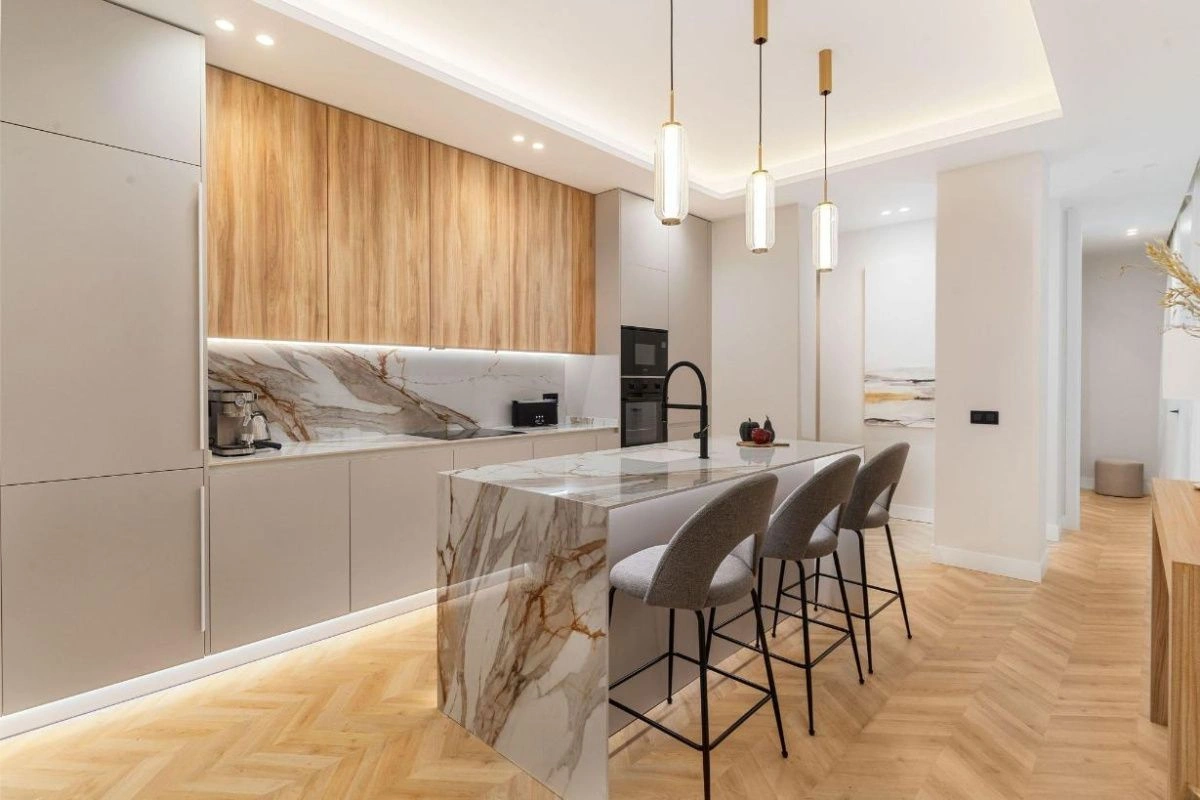 Роскошная квартира 136 м2 с дизайнерским ремонтом в Мадриде