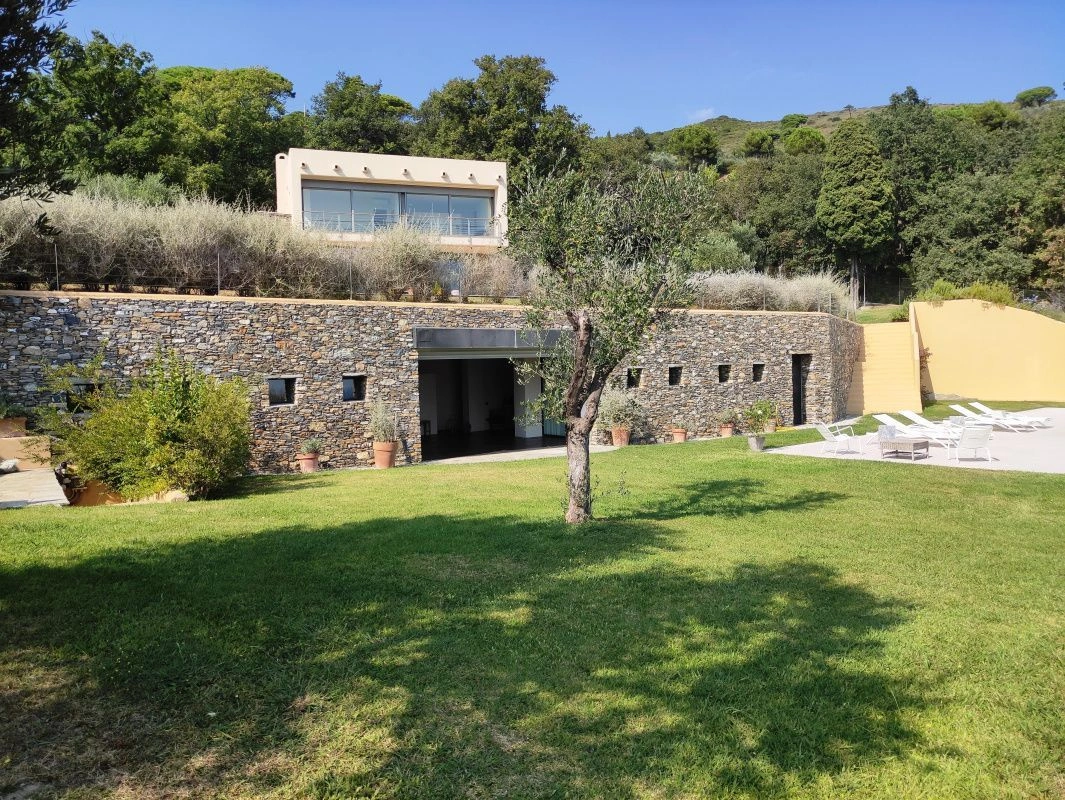 Вилла в Алассио с панорамным видом на живописный залив - 3 950 000 €