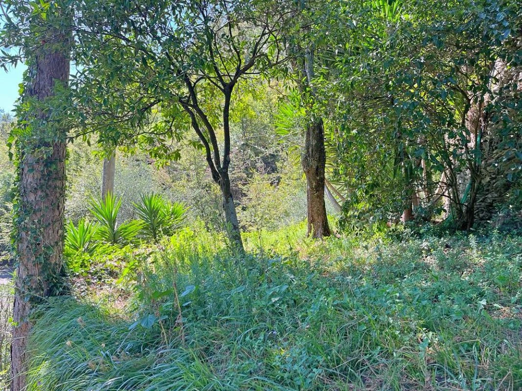 Трехэтажная вилла в пригороде Генуи, окруженная зелеными холмами, Италия