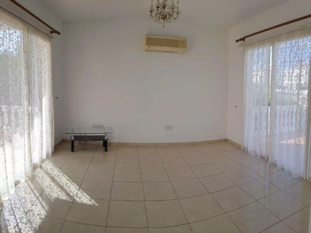 Дом 200 м2 с частным бассейном в Пафосе