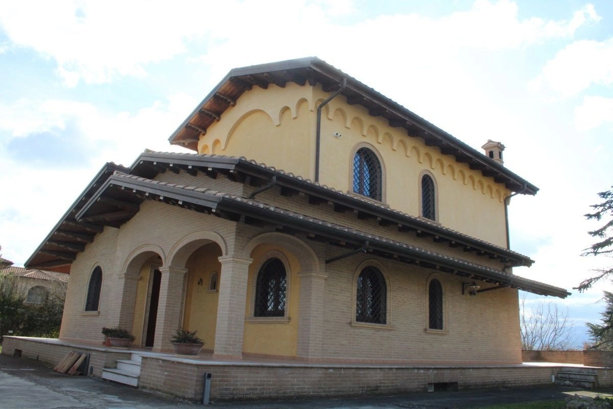 Вилла в холмах Торторето с садом и верандой - 530,000 €