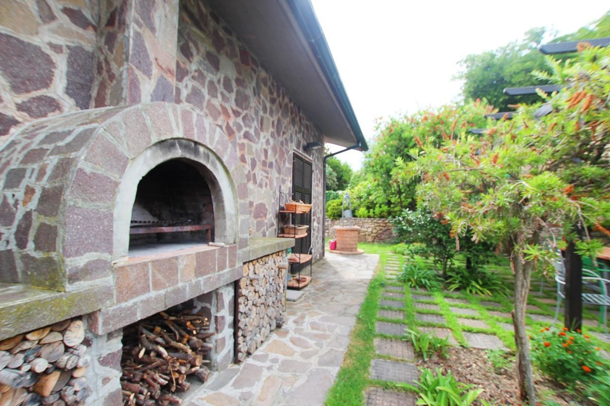 Вилла в Ла Специи на склоне холма с панорамными видами, Италия