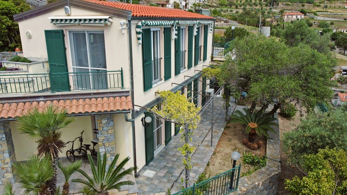 Вилла с террасой в Санремо с панорамным видом на море - 2 200 000 €