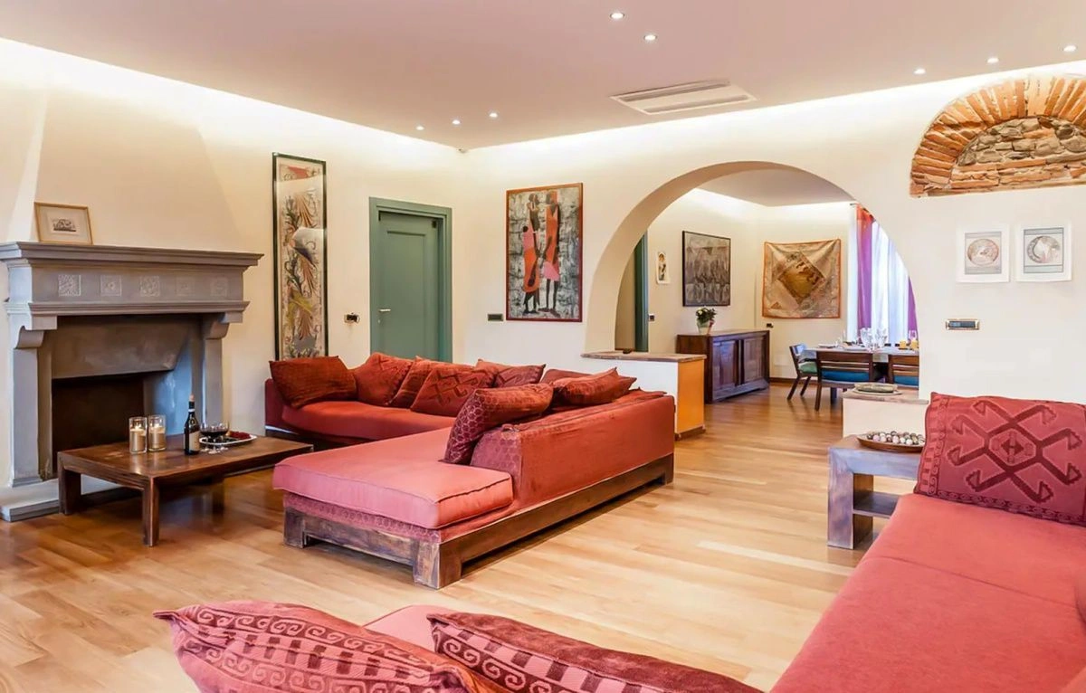 Историческая вилла в пригороде Луки с бассейном и видом на сад - 3 900 000 €