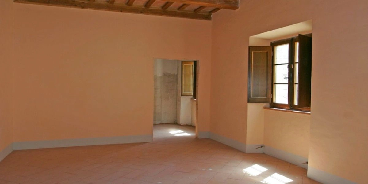 Дом в Анконе на холме, окружённом зеленью и скалами, Италия