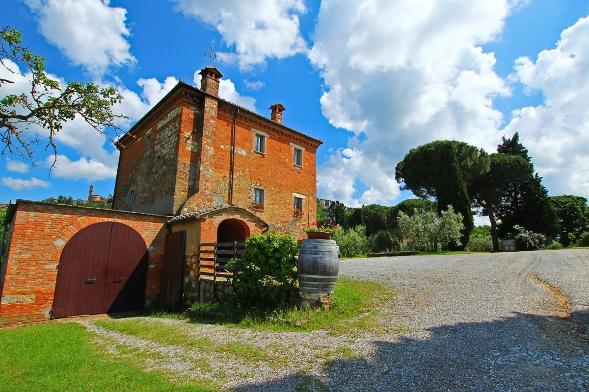 Усадьба 7+1 с панорамным видом в Монтапульчано, Италия