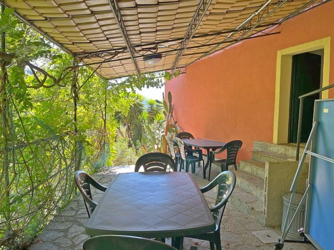 Трехэтажная вилла в пригороде Генуи, окруженная зелеными холмами, Италия