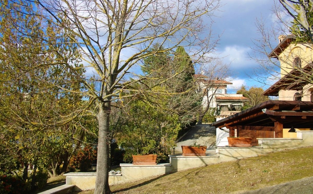 Вилла в холмах Торторето с садом и верандой - 530,000 €