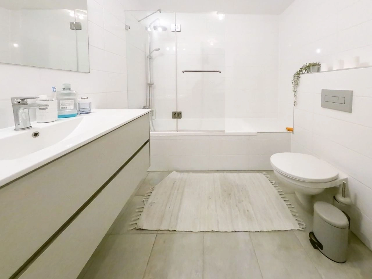 Посмотреть квартиру с балконом в центре Тель-Авива, Израиль