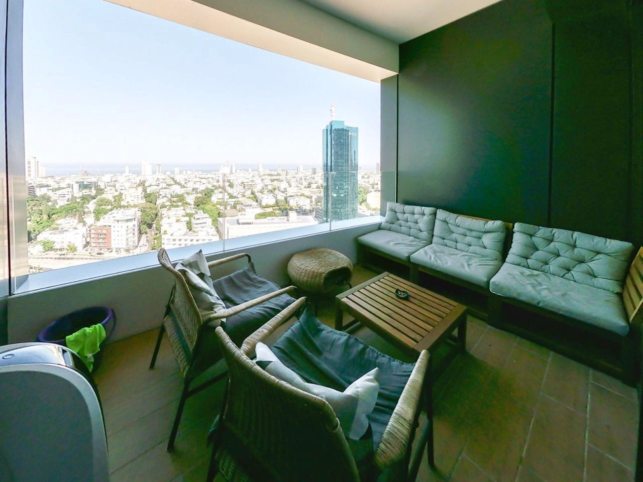 Посмотреть квартиру с балконом в центре Тель-Авива, Израиль