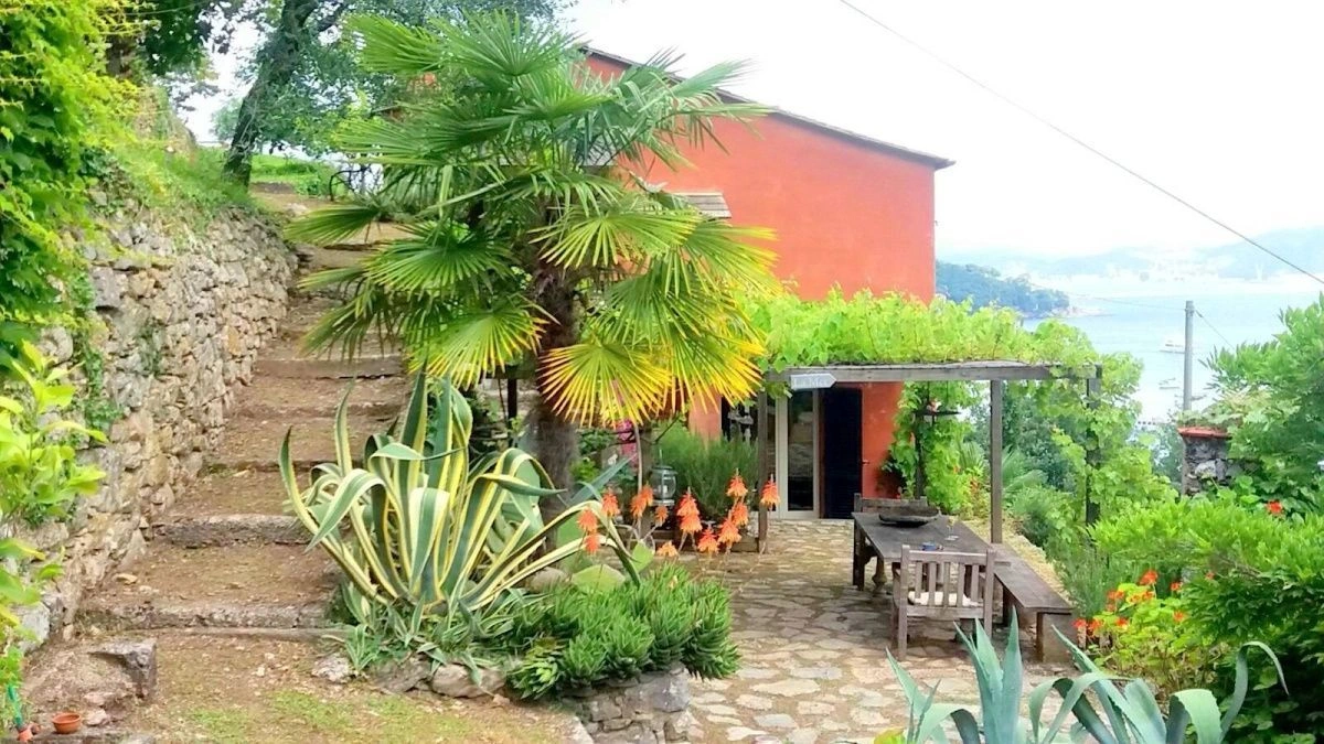 Вилла на острове Пальмария с террасой и пляжем, Италия