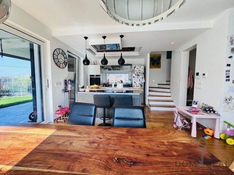 Вилла в тихом месте у реки в престижном районе Любляны, Словения