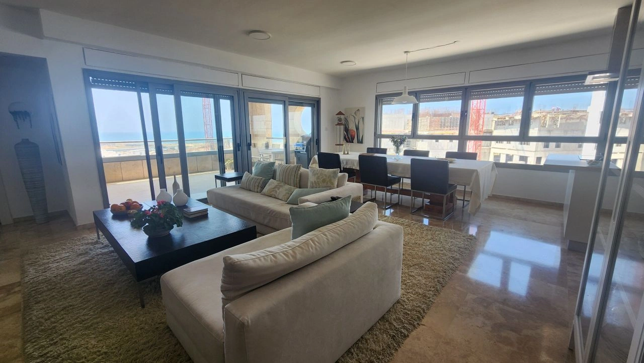 Купите квартиру в Тель-Авиве с прямым выходом на пляж - $ 2,060,800