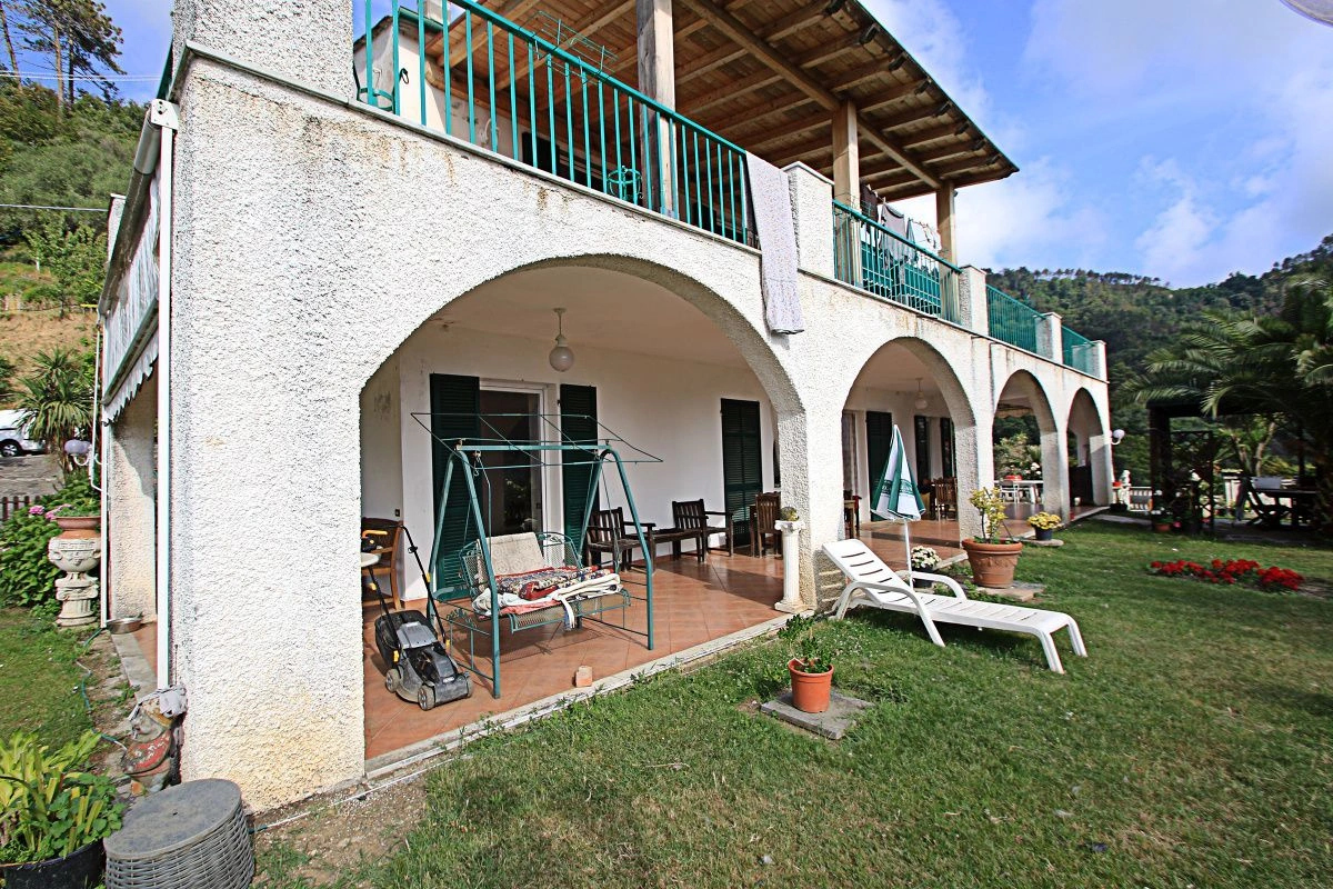 Вилла с виноградниками и видом на море в Леванто - 980 000 €