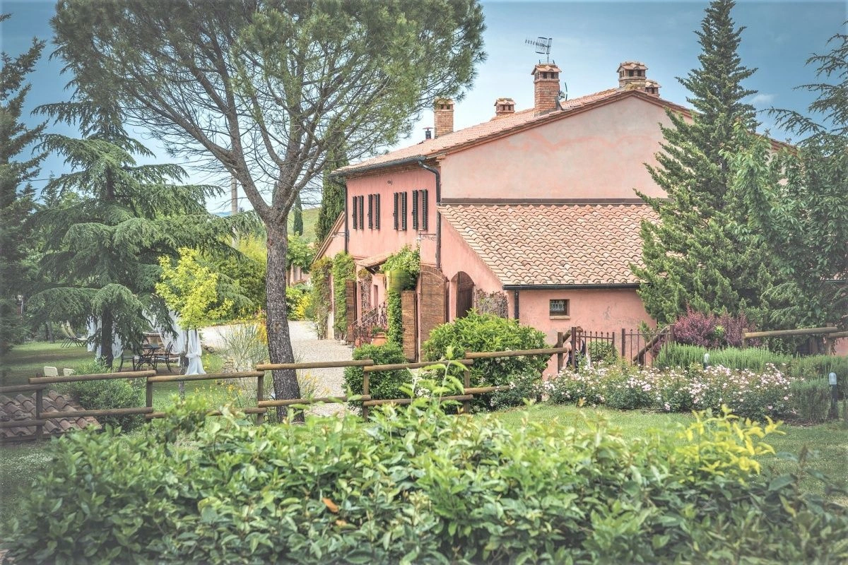 Вилла в пригороде Сиены в живописном месте с видом на горы, Италия