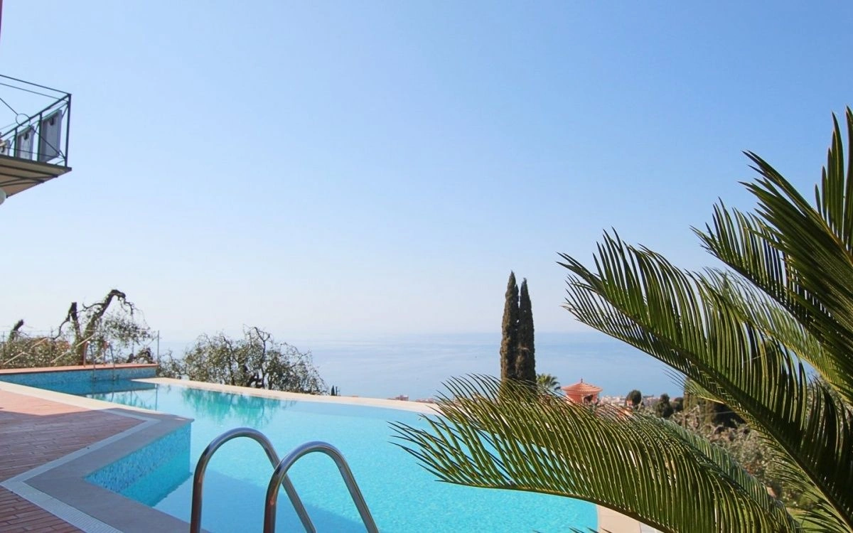 Вилла в Бордигере с видом на море и побережье Французской Ривьеры - 3,000,000 €