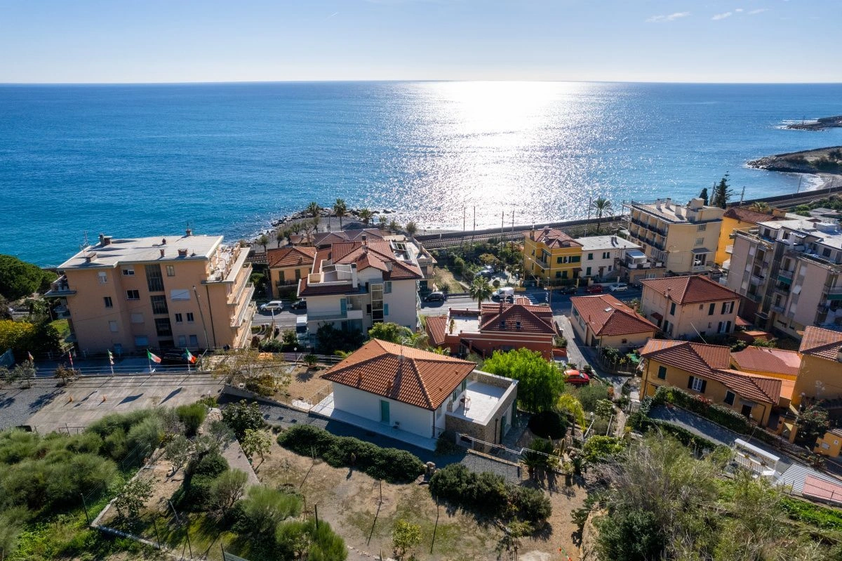 Вилла в Бордигере с просторной террасой рядом с пляжем, Италия