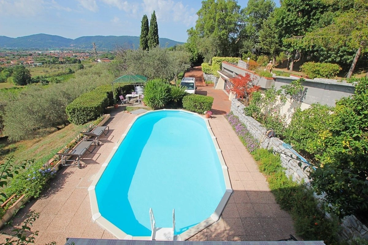 Трехэтажная вилла с бассейном в живописном пригороде Ла Специя, Италия