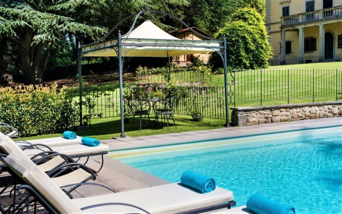Вилла с апарт-отелем в пригороде Флоренции с садом и бассейном, Италия