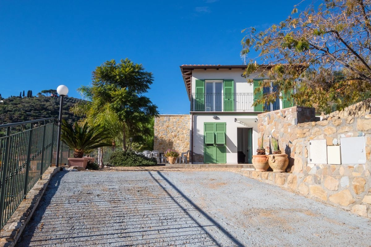 Вилла в Бордигере с просторной террасой рядом с пляжем, Италия