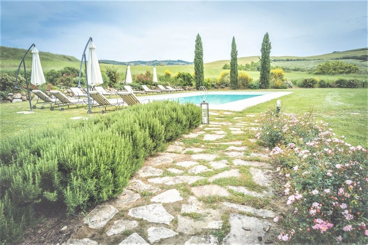 Вилла в пригороде Сиены в живописном месте с видом на горы, Италия