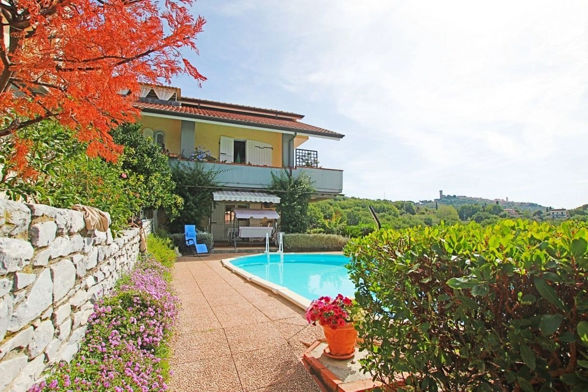 Трехэтажная вилла с бассейном в живописном пригороде Ла Специя, Италия