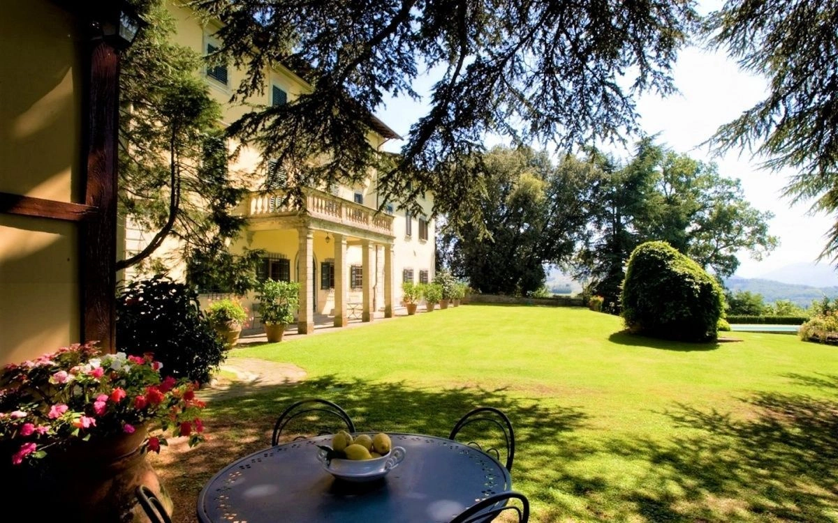 Вилла с апарт-отелем в пригороде Флоренции с садом и бассейном, Италия