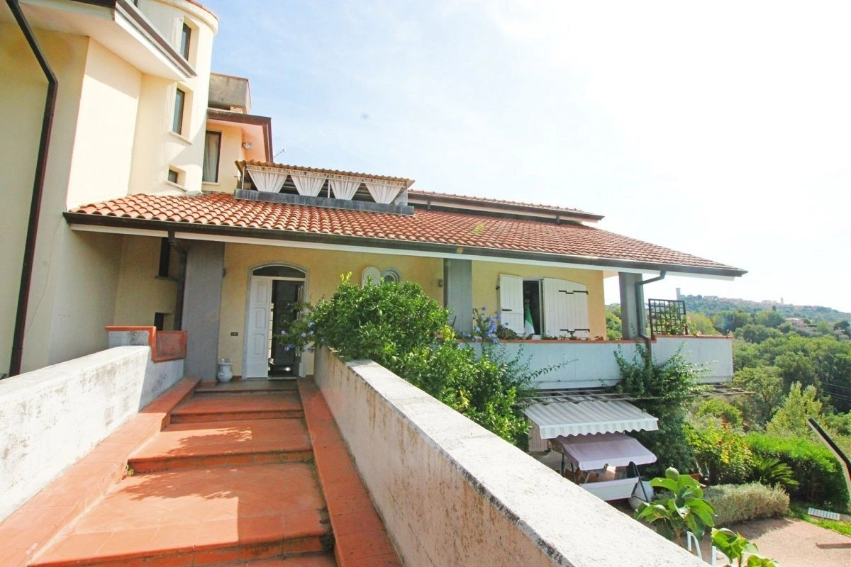 Трехэтажная вилла с бассейном в живописном пригороде Ла Специя, Италия