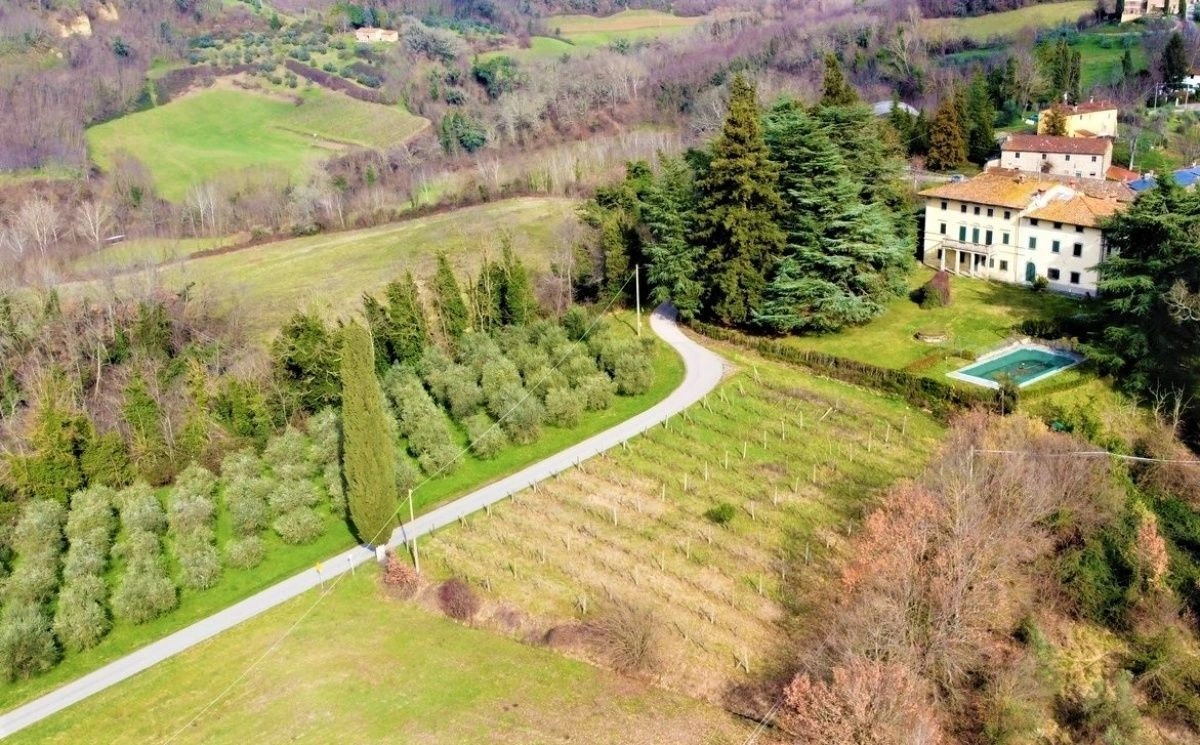 Вилла с апарт-отелем в пригороде Флоренции с садом и бассейном, Италия