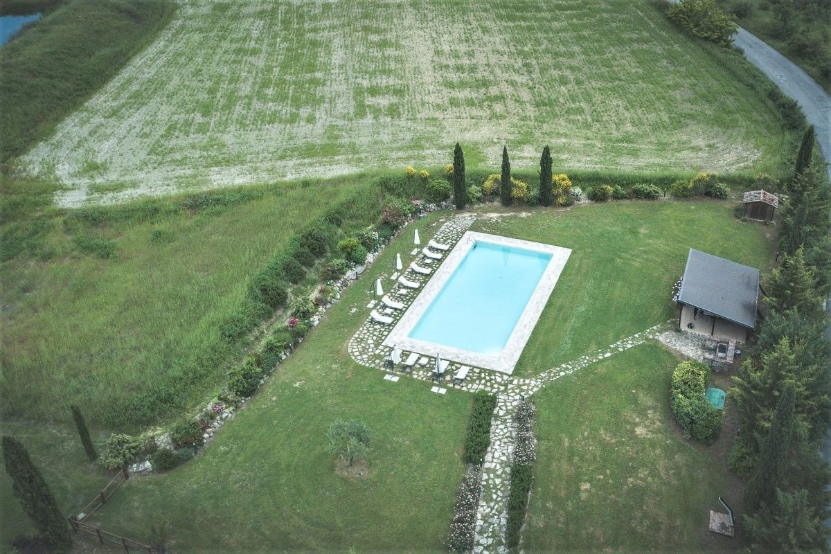 Вилла в пригороде Сиены в живописном месте с видом на горы, Италия