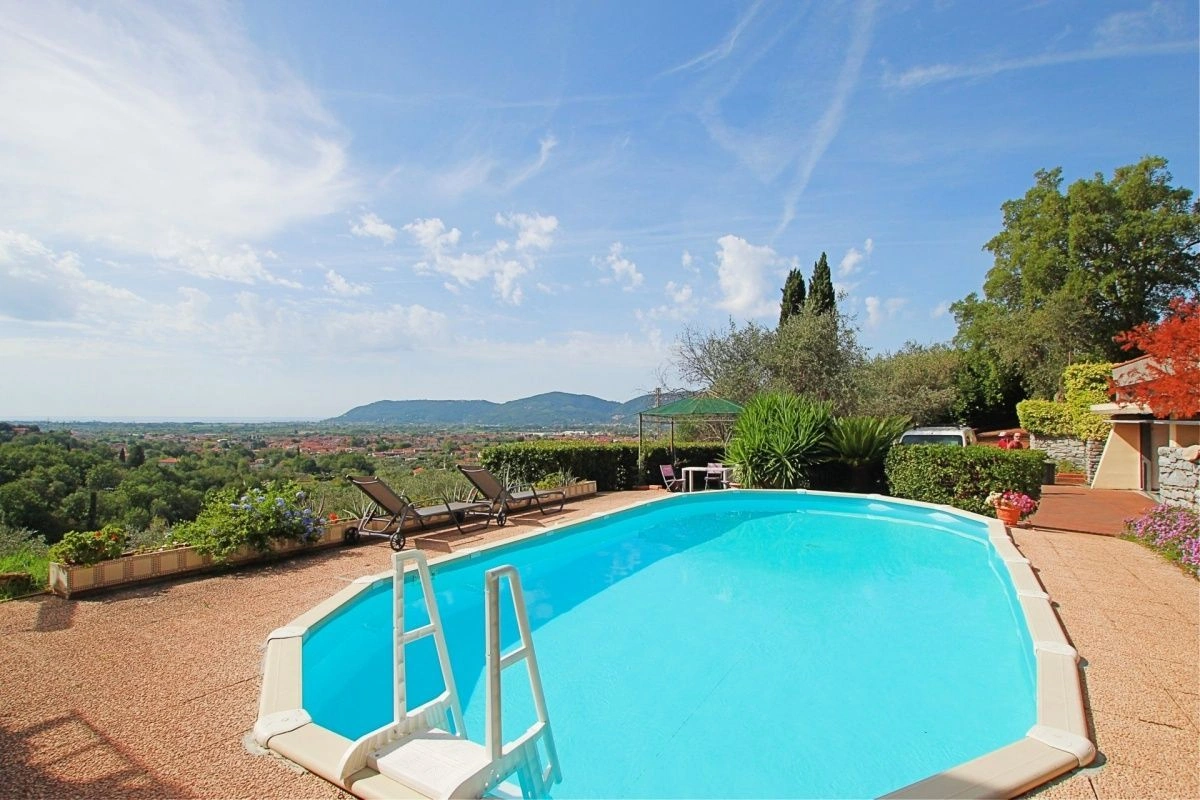 Трехэтажная вилла с бассейном в живописном пригороде Ла Специя, Италия