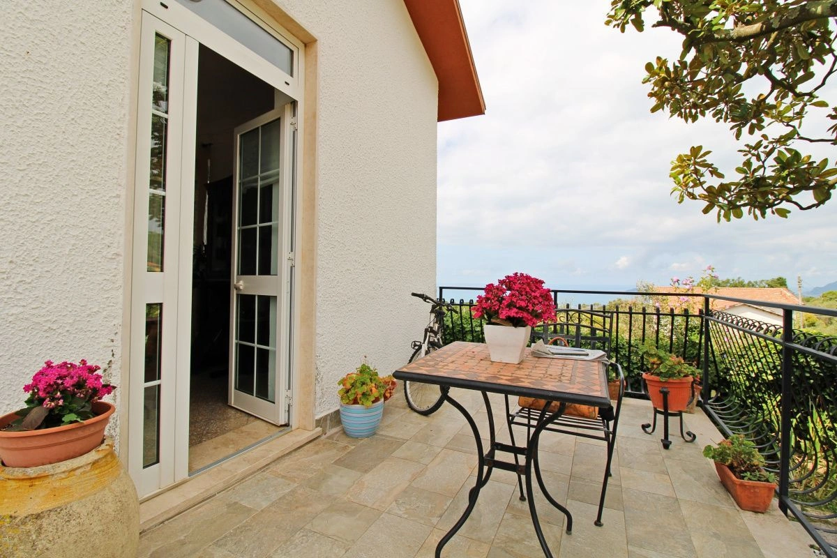 Дуплексная вилла в Леричи с панорамным видом на залив Поэтов, Италия